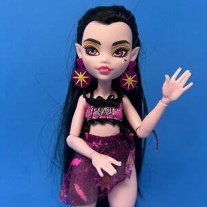 Monster High Draculaura Scareadise Island Doll 10in Pink Black Beach Fashion